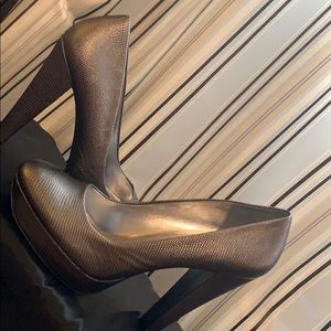 NWT 10M Calvin Klein Snakeskin metallic platform